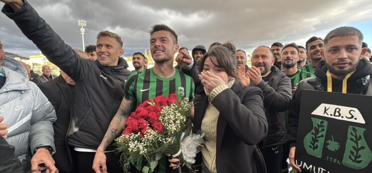 Kilis'te futbolcu, maç sonunda kız arkadaşına evlenme teklifinde bulundu