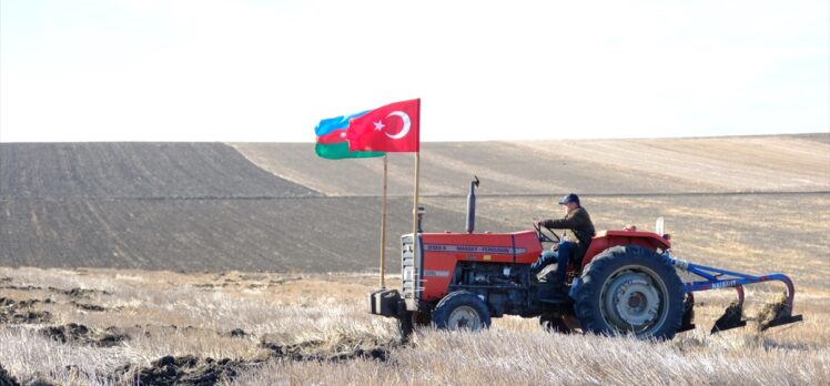 Kırklarelili çiftçi tarlasına pullukla “Karabağ Azerbaycan'dır, Karabağ Zaferi 4 Yaşında” yazdı