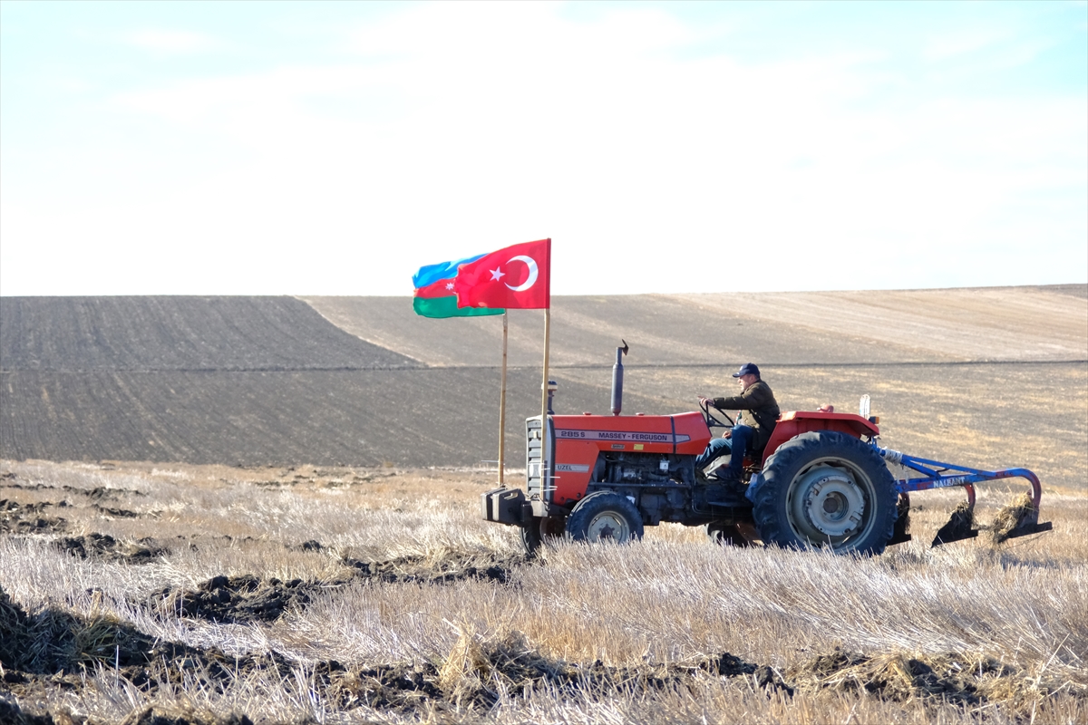 Kırklarelili çiftçi tarlasına pullukla “Karabağ Azerbaycan'dır, Karabağ Zaferi 4 Yaşında” yazdı