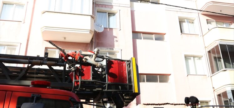 Kırklareli'nde apartmanın çatısında çıkan yangın söndürüldü