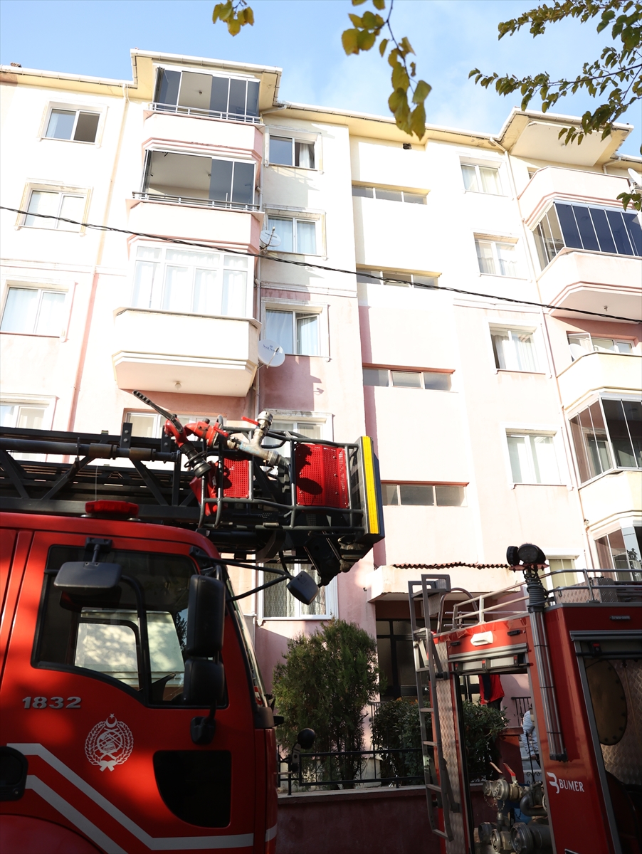 Kırklareli'nde apartmanın çatısında çıkan yangın söndürüldü