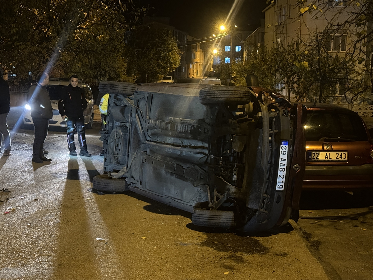 Kırklareli'nde park halindeki iki otomobile çarpan sürücü aracını bırakıp kaçtı