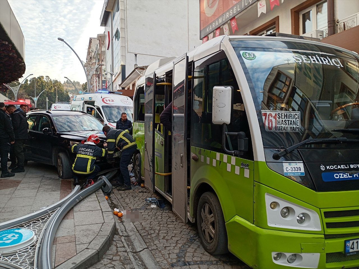 Kocaeli'de cipin otobüs durağında bekleyenlere çarptığı kazada 6 kişi yaralandı