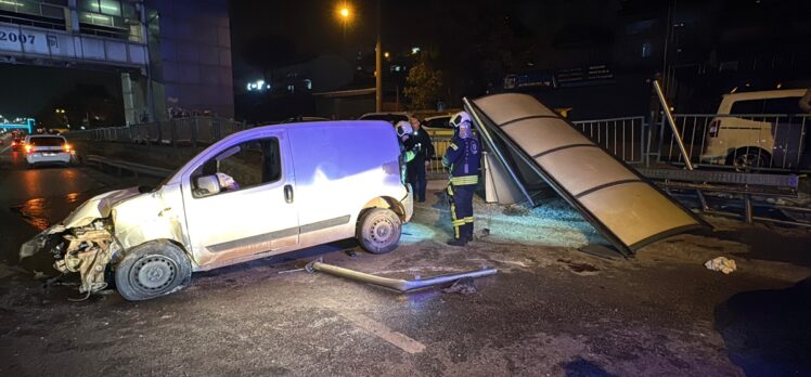 Kocaeli'de otobüs durağına çarpan hafif ticari aracın sürücüsü yaralandı