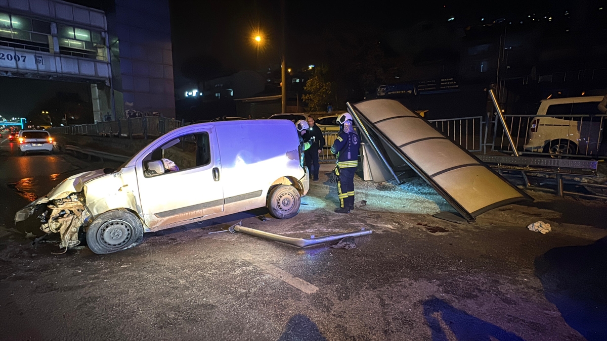 Kocaeli'de otobüs durağına çarpan hafif ticari aracın sürücüsü yaralandı