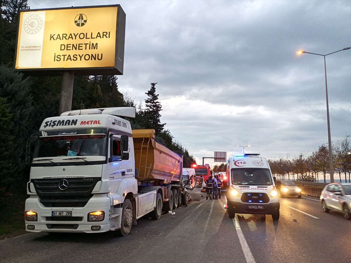 Kocaeli'de tıra çarpan minibüsteki 2 kişi yaralandı