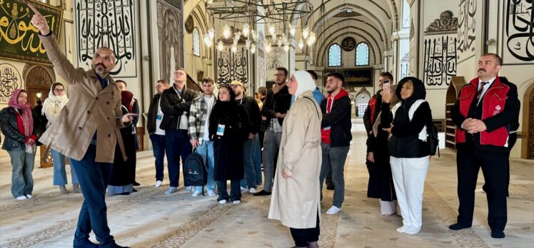 Kosovalı öğrenciler Bursa'da vakıf eserlerini gezdi