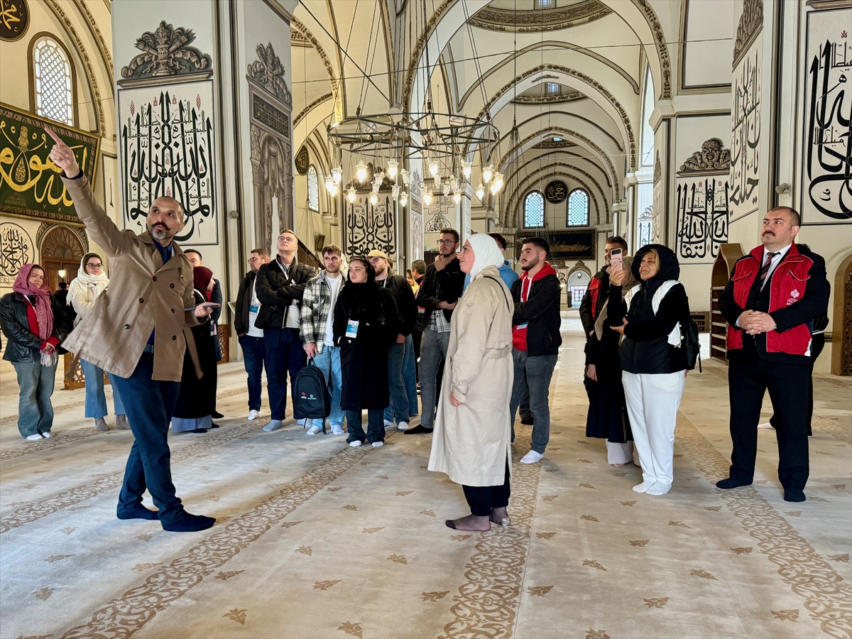 Kosovalı öğrenciler Bursa'da vakıf eserlerini gezdi