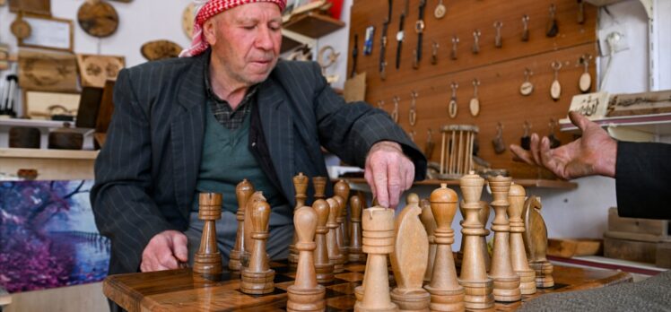 Kuruyan ceviz ağaçlarını satranç takımına dönüştürüyor