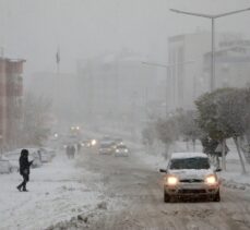 Malatya-Kayseri kara yolu yoğun kar yağışı nedeniyle ulaşıma kapandı