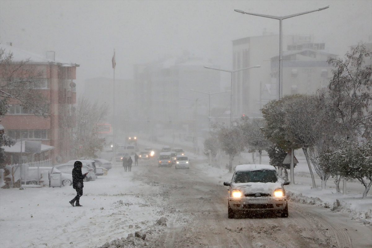 Malatya-Kayseri kara yolu yoğun kar yağışı nedeniyle ulaşıma kapandı