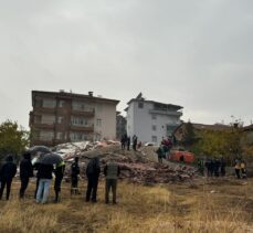 Malatya'da ağır hasarlı bina yıkılırken iş makinesinin üzerine devrildi