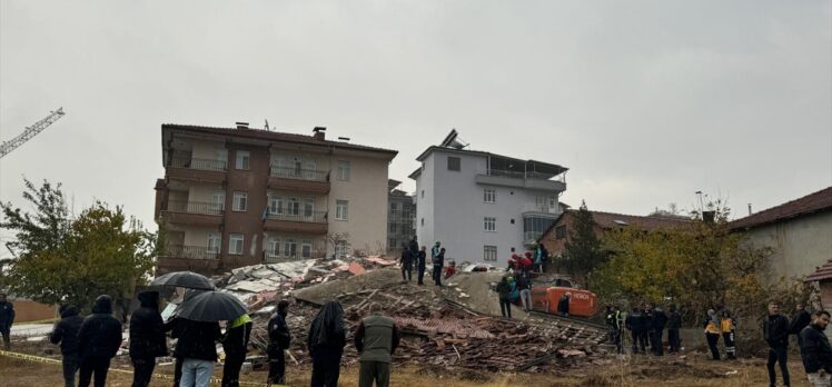 Malatya'da ağır hasarlı bina yıkılırken iş makinesinin üzerine devrildi