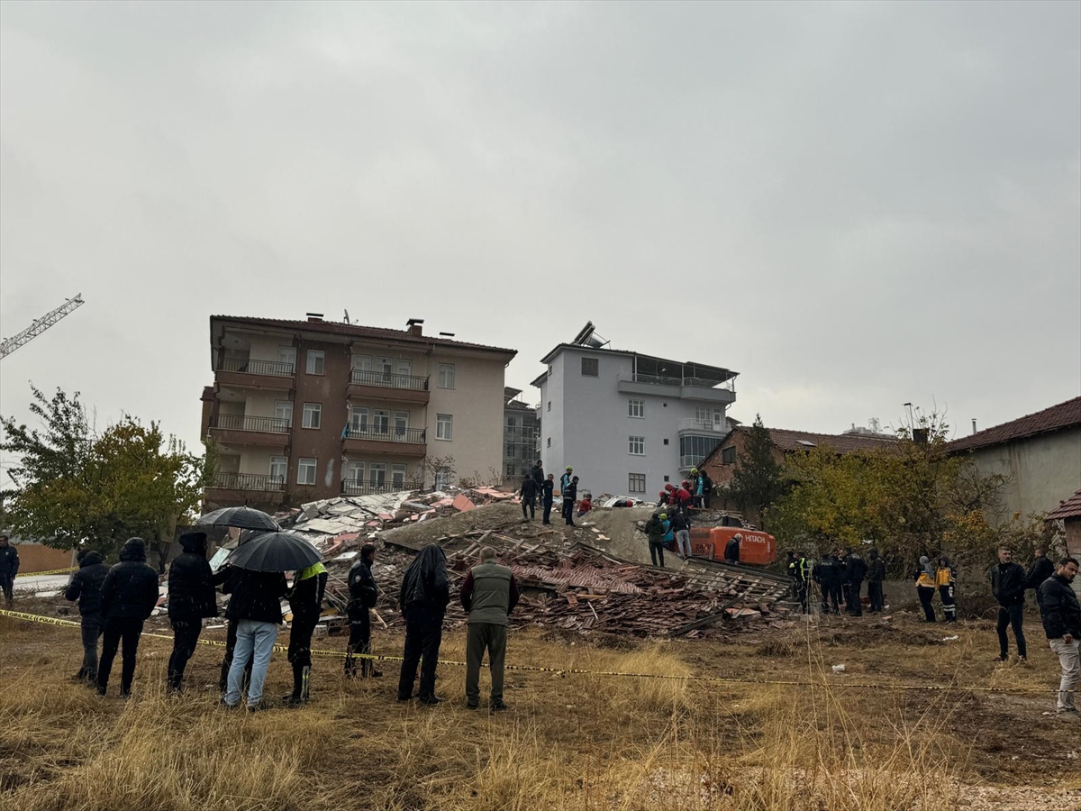 Malatya'da ağır hasarlı bina yıkılırken iş makinesinin üzerine devrildi