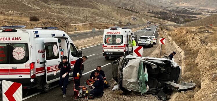 Malatya'da devrilen otomobildeki 5 kişi yaralandı