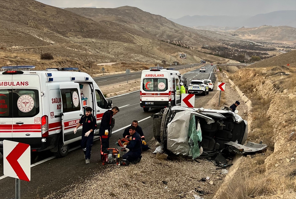 Malatya'da devrilen otomobildeki 5 kişi yaralandı