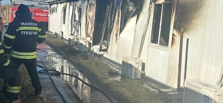 Manisa'da konteyner yatakhanede çıkan yangında 4 işçi yaralandı