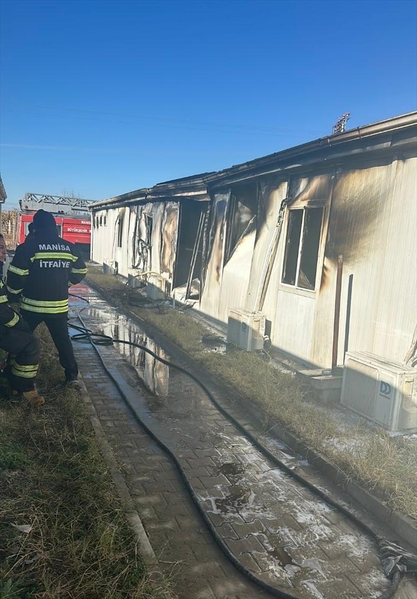 Manisa'da konteyner yatakhanede çıkan yangında 4 işçi yaralandı