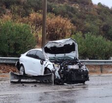 Mersin'de bariyere çarpan otomobildeki 4 kişi yaralandı