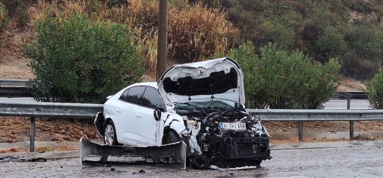 Mersin'de bariyere çarpan otomobildeki 4 kişi yaralandı