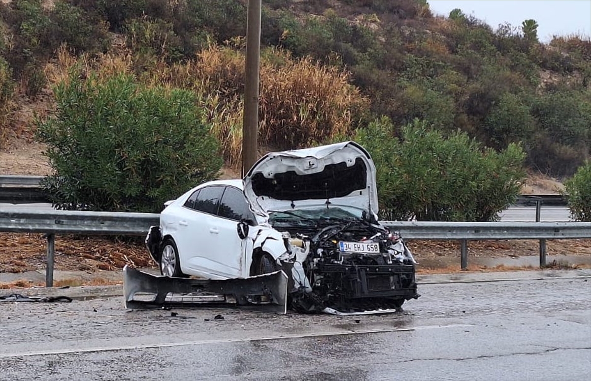 Mersin'de bariyere çarpan otomobildeki 4 kişi yaralandı