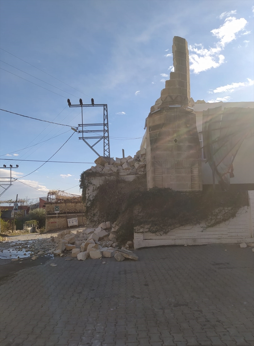 Mersin'de şiddetli rüzgar cami minaresini yıkıldı