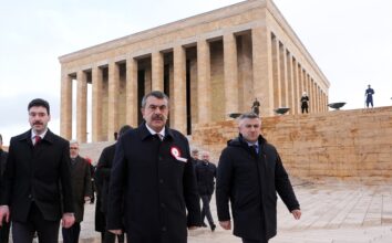 Milli Eğitim Bakanı Tekin, tüm illerden gelen öğretmenlerle Anıtkabir'i ziyaret etti