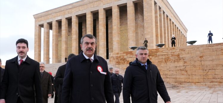 Milli Eğitim Bakanı Tekin, tüm illerden gelen öğretmenlerle Anıtkabir'i ziyaret etti