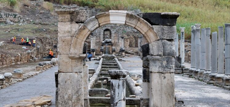 Perge'deki Antik Kestros çeşmesinden 1800 yıl sonra su akmaya başladı