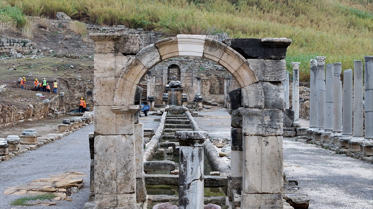 Perge'deki Antik Kestros çeşmesinden 1800 yıl sonra su akmaya başladı