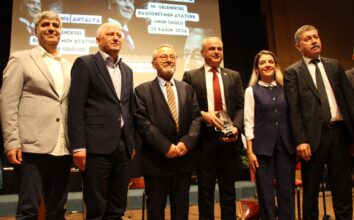 Prof. Dr. Naci Görür'e “Başöğretmen Atatürk Onur Ödülü” verildi