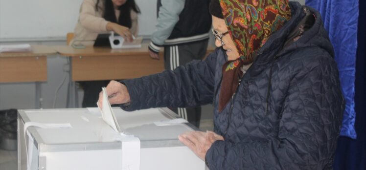 Romanya'da halk yeni cumhurbaşkanını belirlemek için sandık başında