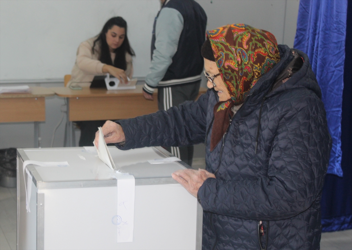 Romanya'da halk yeni cumhurbaşkanını belirlemek için sandık başında