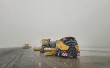 Sabiha Gökçen Havalimanı'nda kar yağışı nedeniyle uçuşlarda aksamalar yaşandı