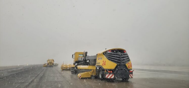 Sabiha Gökçen Havalimanı'nda kar yağışı nedeniyle uçuşlarda aksamalar yaşandı