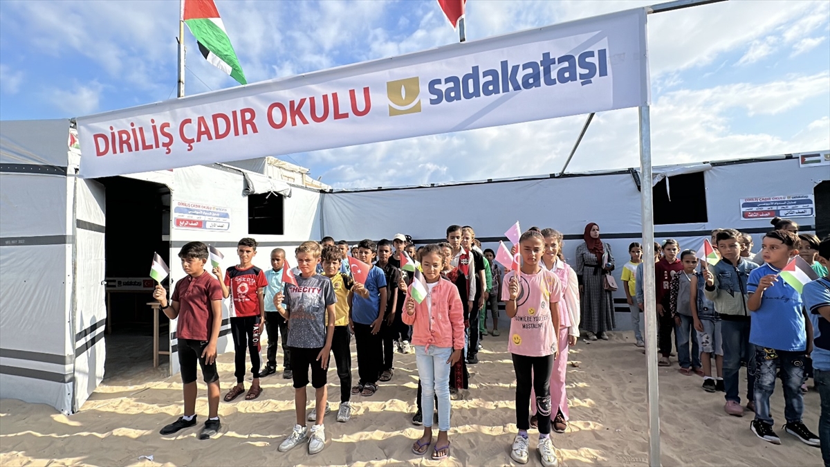 Sadakataşı Derneğinin Gazze'deki çadır okulundan 150 öğrenci faydalanacak