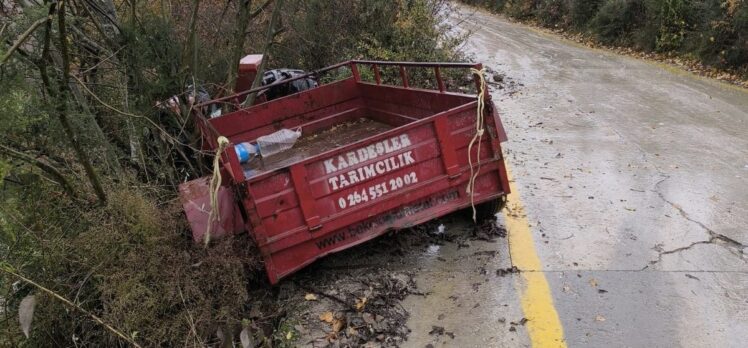 Sakarya'da devrilen traktördeki bir kişi öldü, 3 kişi yaralandı