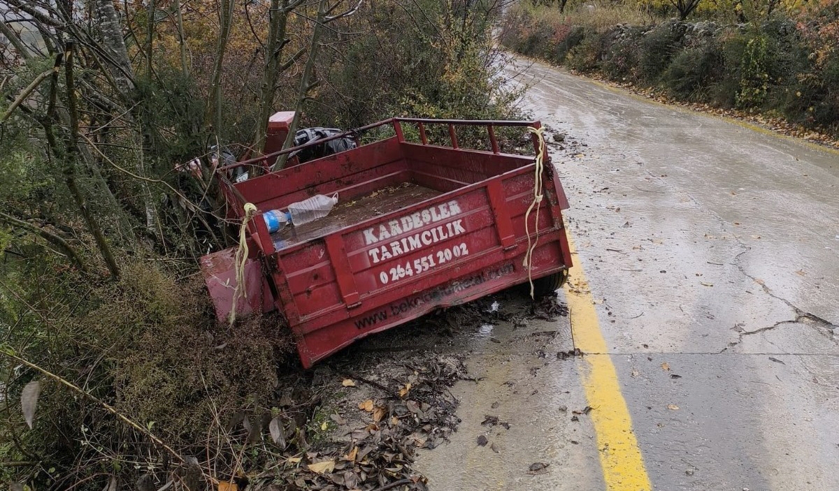 Sakarya'da devrilen traktördeki bir kişi öldü, 3 kişi yaralandı