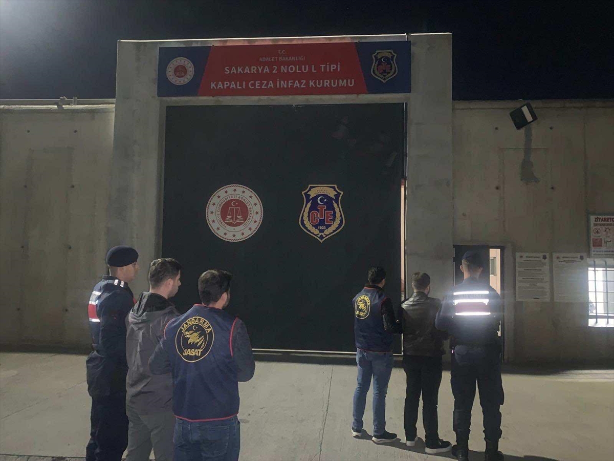 Sakarya'da yakalanan cinayet zanlısına yardım ettiği belirlenen 2 oğlu tutuklandı