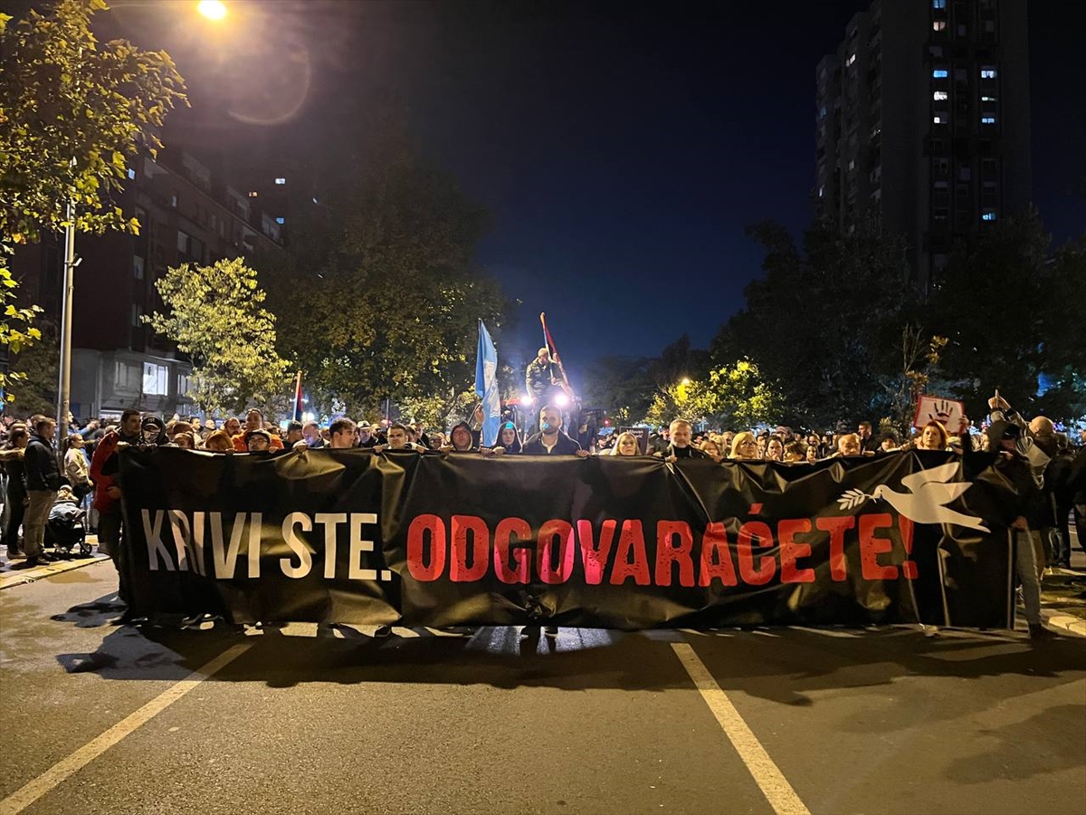 Sırbistan'da tren istasyonunda 14 kişinin ölmesi nedeniyle bir kez daha protesto düzenlendi