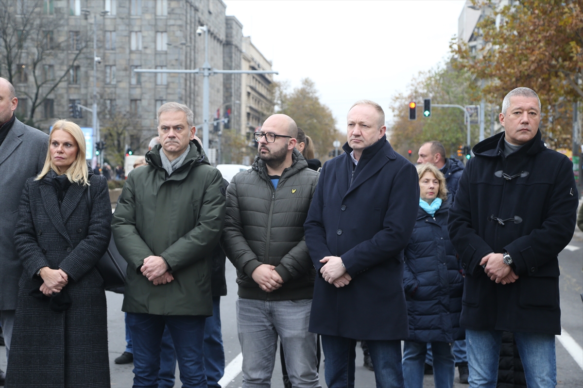 Sırbistan'da tren istasyonunda ölen 15 kişi anısına 15 dakikalığına trafik durdu