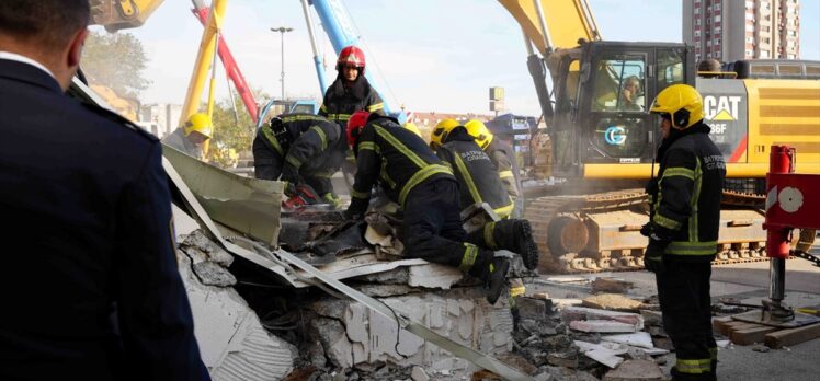 Sırbistan'da tren istasyonundaki beton sundurmanın çökmesi sonucu 8 kişi öldü