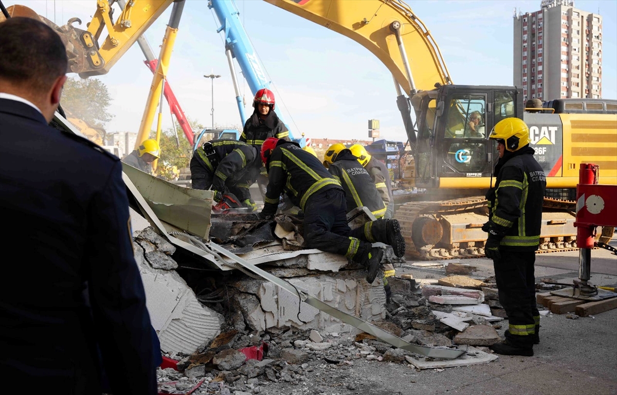 Sırbistan'da tren istasyonundaki beton sundurmanın çökmesi sonucu 8 kişi öldü