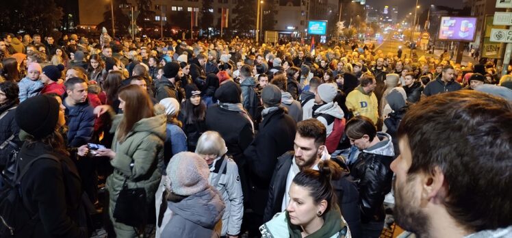 Sırbistan'da tren istasyonundaki ölümlü kazaya tepki gösterenler köprü trafiğini kapattı