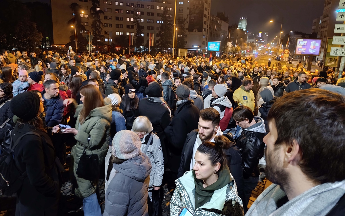 Sırbistan'da tren istasyonundaki ölümlü kazaya tepki gösterenler köprü trafiğini kapattı