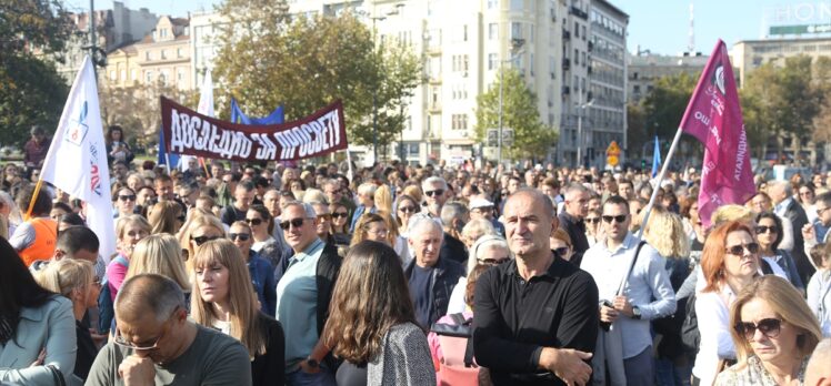 Sırbistan'da zam oranını kabul etmeyen eğitim çalışanları başkent Belgrad'da toplandı