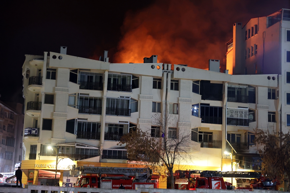 Sivas’ta dershane bulunan binanın çatısındaki yangın hasara neden oldu