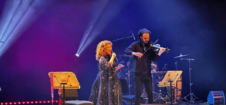 Suriyeli şarkıcı Lena Chamamyan CRR'de konser verdi