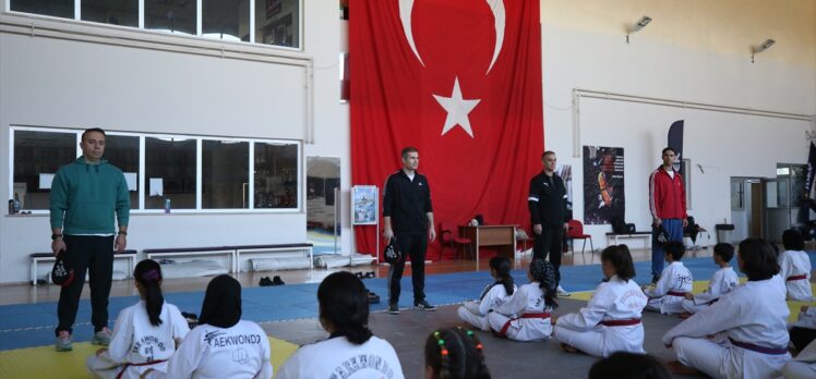 Tekvando antrenörü polisler, çocukların başarısı için mesai yapıyor