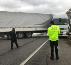 Tırın makaslaması sonucu Çorum-Samsun kara yolu 1 saat ulaşıma kapandı